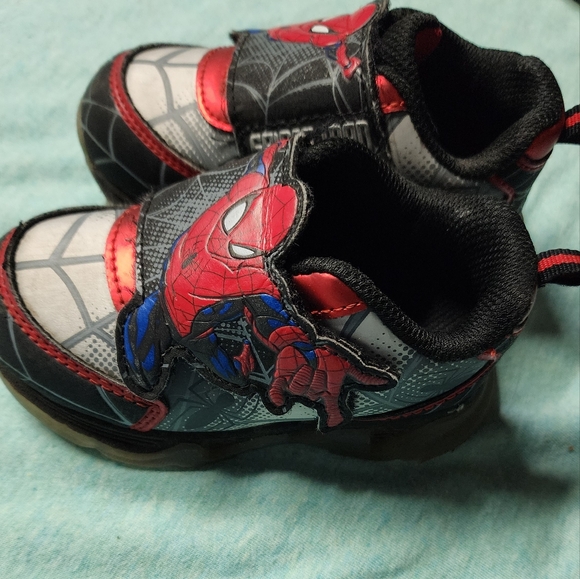 Spiderman size 6 shoes - Picture 3 of 7